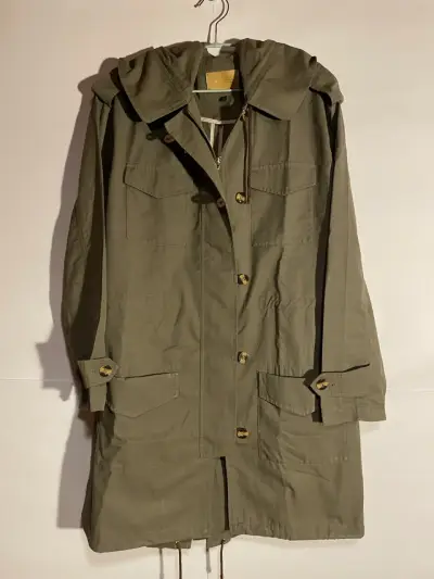 Chaqueta verde oliva con capucha para mujer - miniatura 1