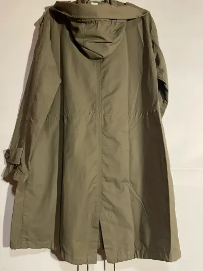Chaqueta verde oliva con capucha para mujer - miniatura 2