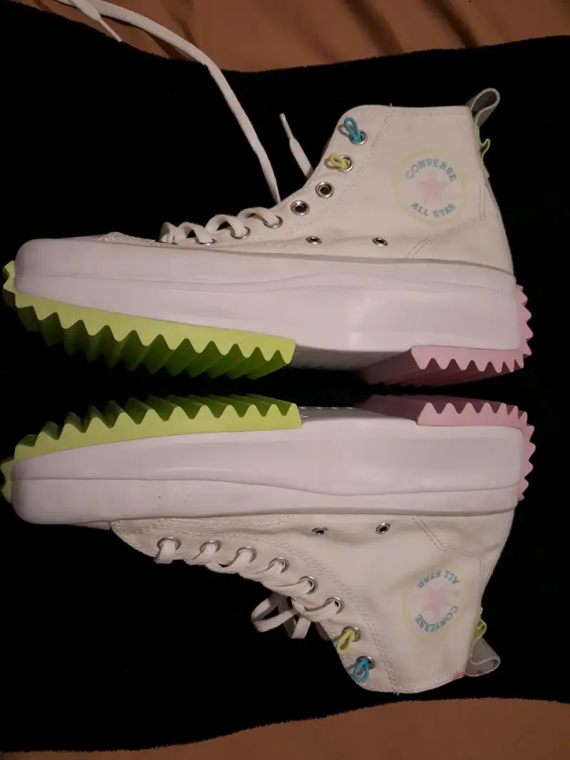 Zapatillas Converse All Star blancas con suela colorida - 1