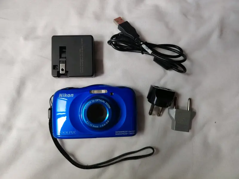 Cámara digital Nikon Coolpix azul con accesorios - 1