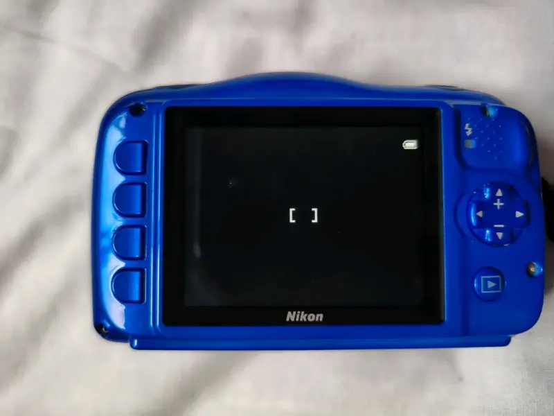 Cámara digital Nikon Coolpix azul con accesorios - 4