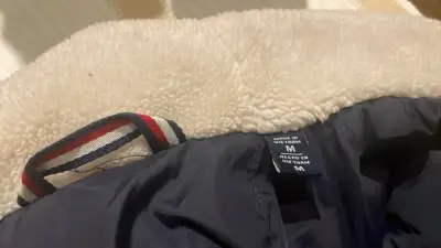Chaqueta acolchada Tommy Hilfiger azul con capucha - miniatura 5