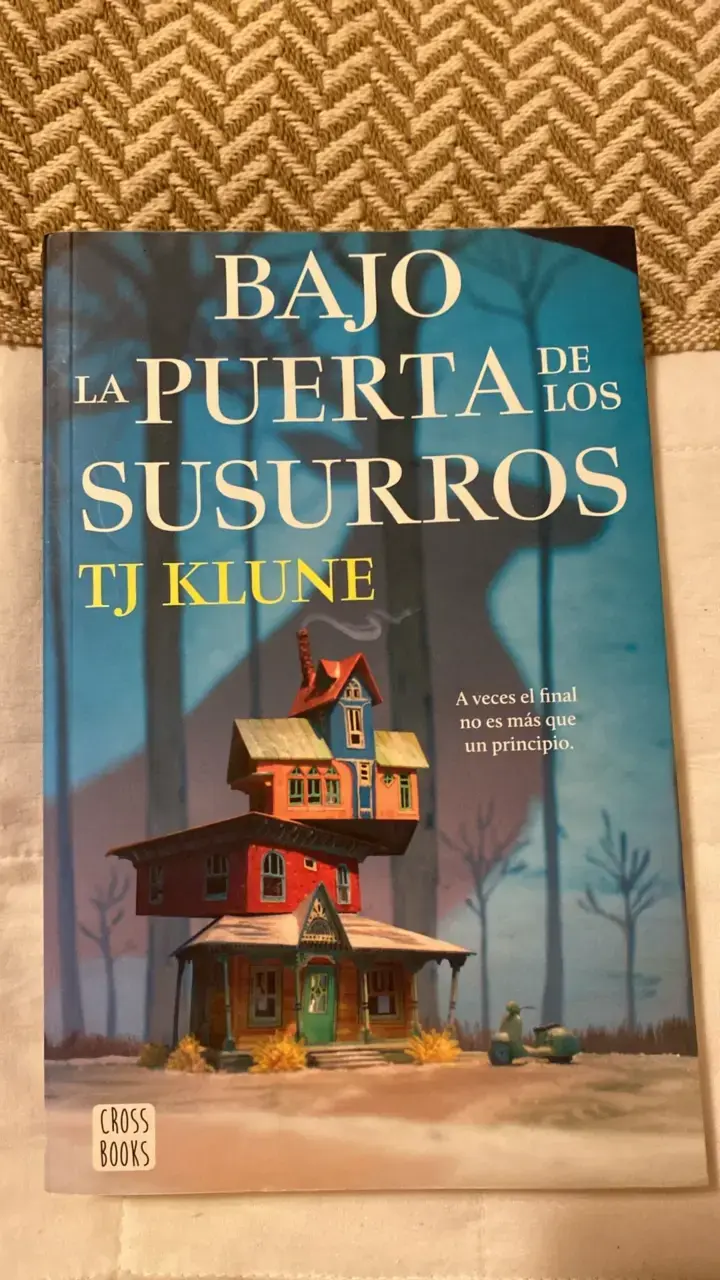 Libro 'Bajo la Puerta de los Susurros' de TJ Klune - 1