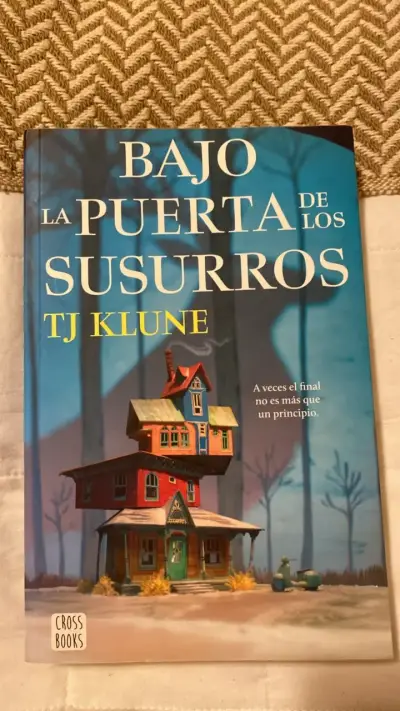 Libro 'Bajo la Puerta de los Susurros' de TJ Klune - miniatura 1