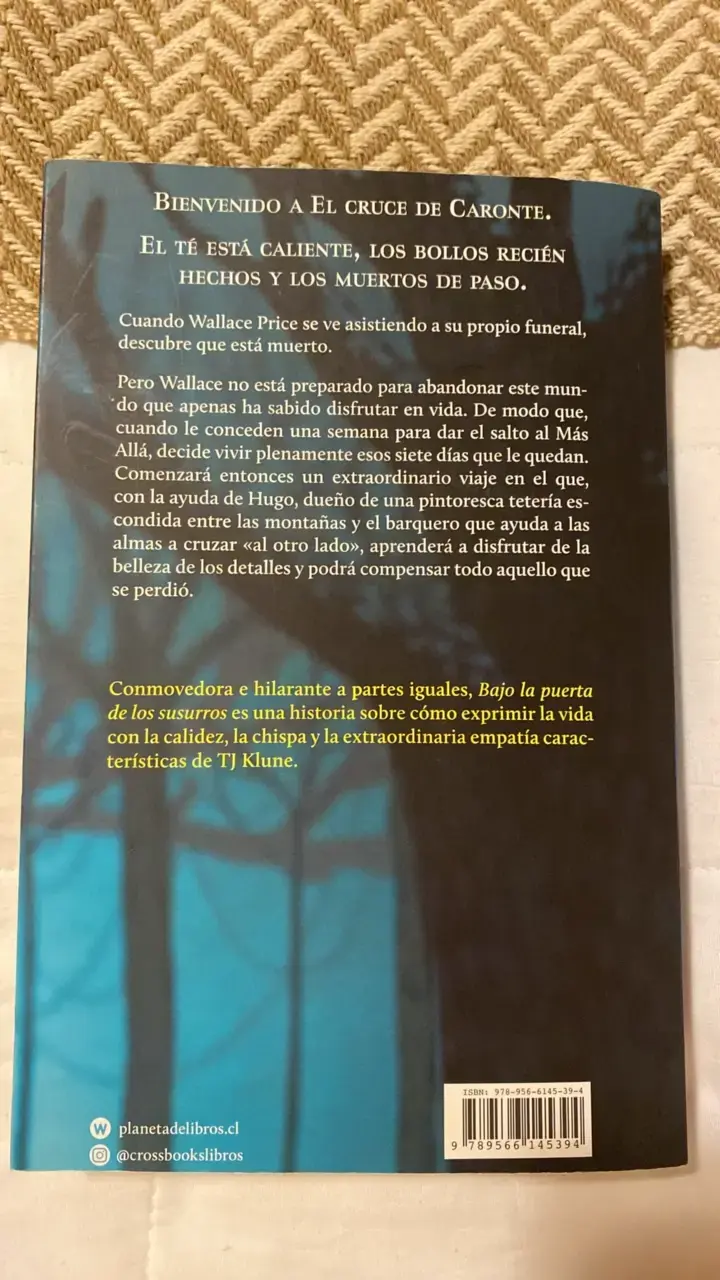 Libro 'Bajo la Puerta de los Susurros' de TJ Klune - 2