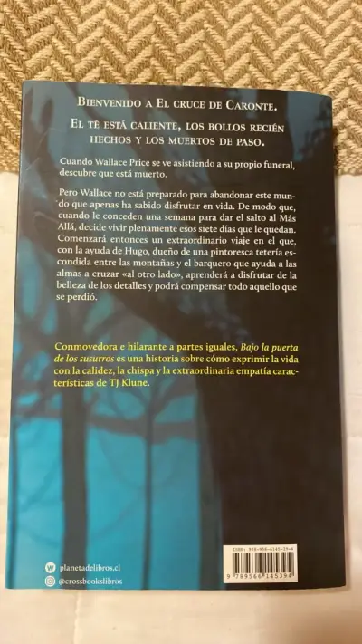 Libro 'Bajo la Puerta de los Susurros' de TJ Klune - miniatura 2