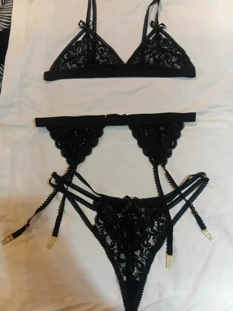 Conjunto de lencería erotica negra de encaje