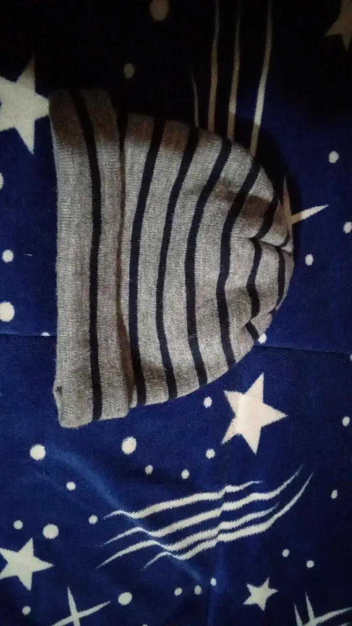 Gorro de lana a rayas gris y negro