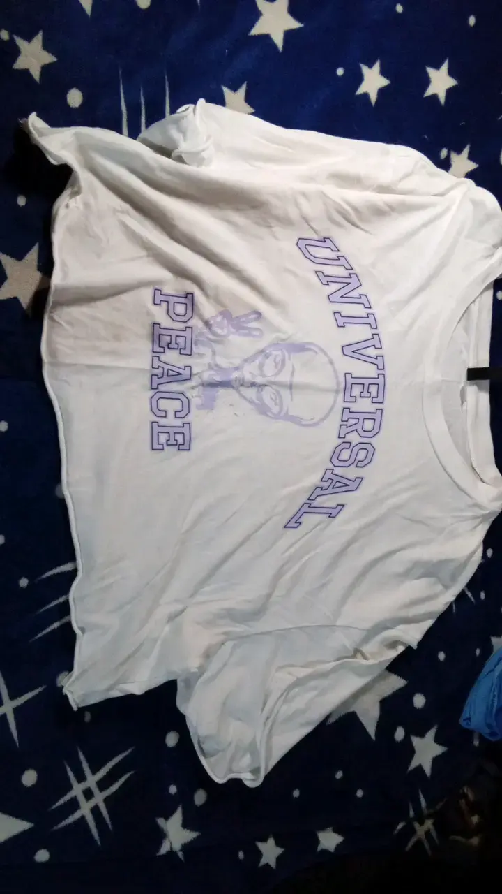 Polera blanca con diseño Universal Peace - 1