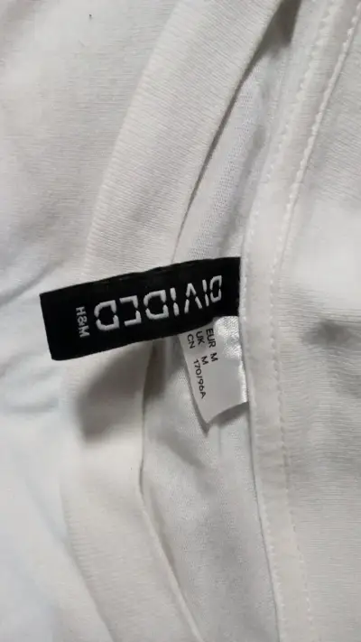 Polera blanca con diseño Universal Peace - miniatura 2