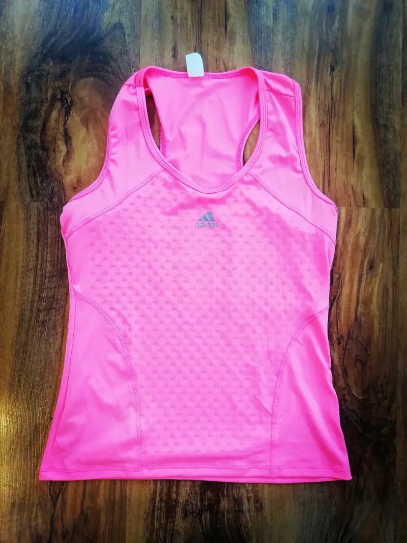 Polera deportiva rosa Adidas para mujer