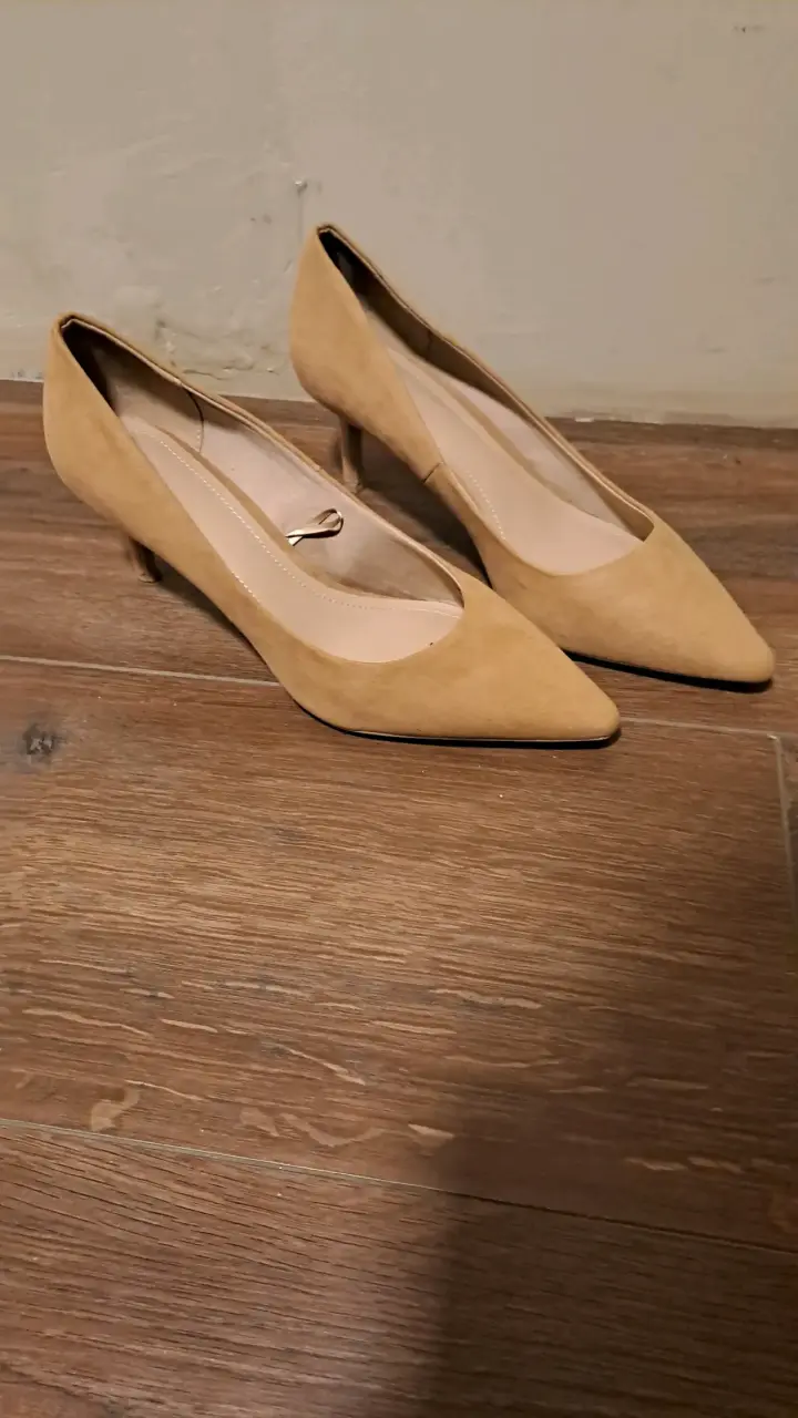 Zapatos de tacón beige elegantes para mujer