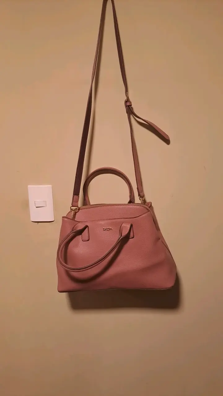 Bolso de cuero rosado con correa ajustable