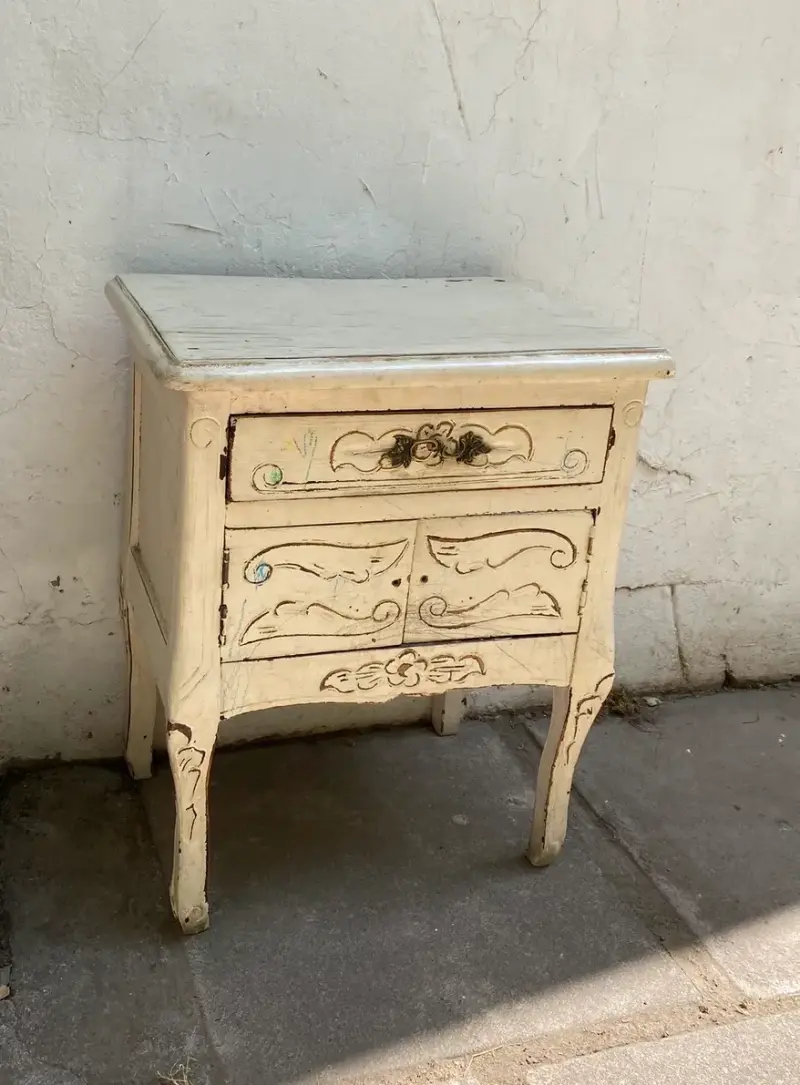 Mesa de noche vintage de madera tallada