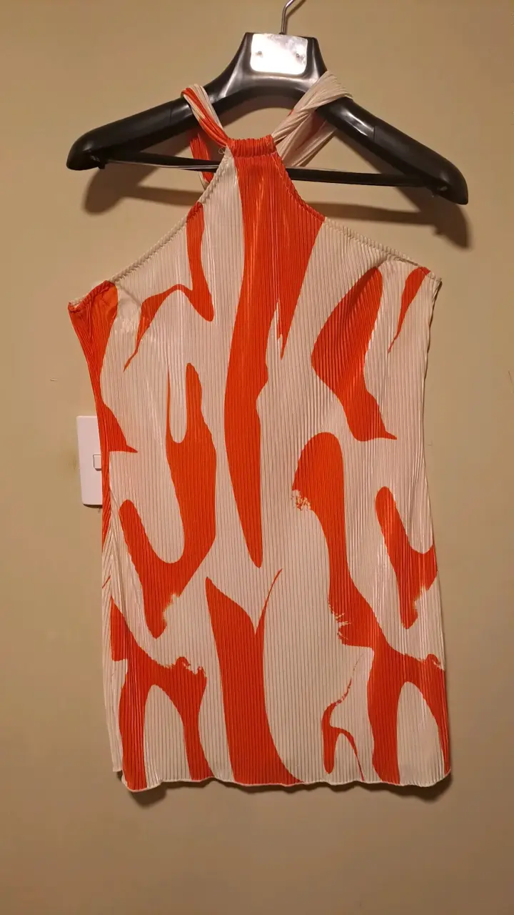 Blusa sin mangas estampada naranja y blanca