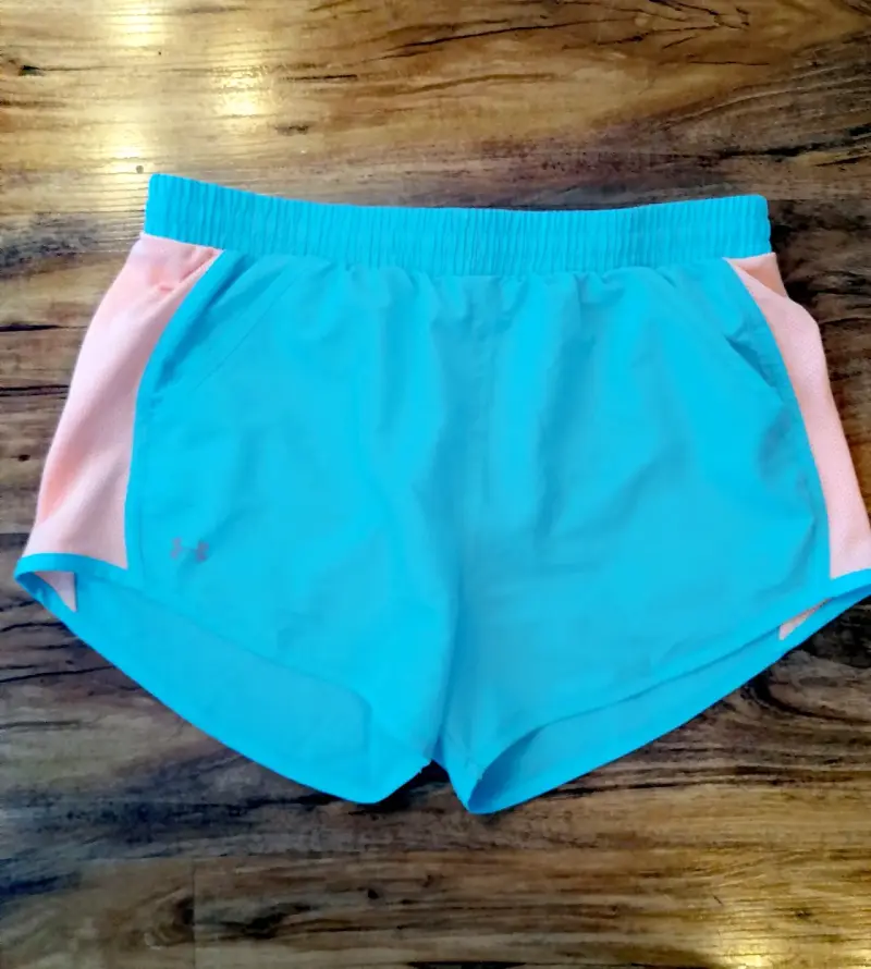 Shorts deportivos Under Armour azul y rosa - 1