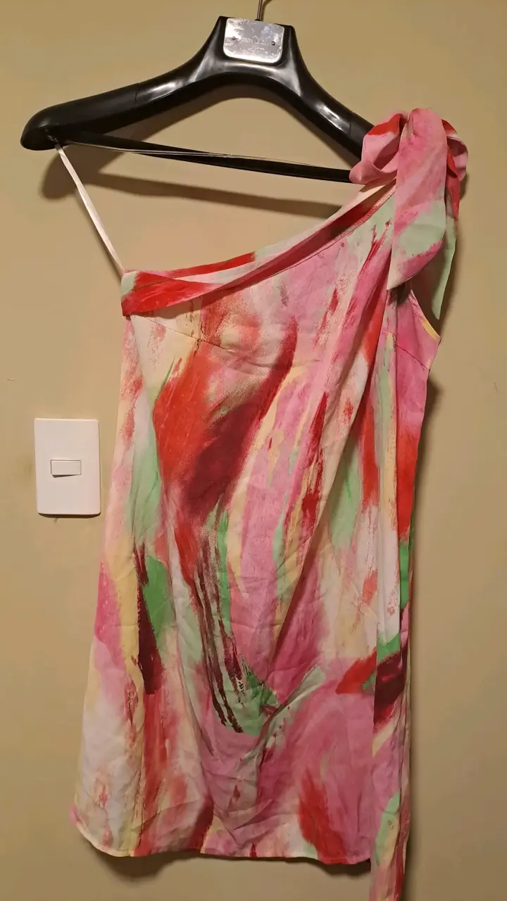 Vestido de un solo hombro con diseño colorido
