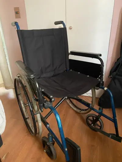 Silla de ruedas plegable en buen estado - miniatura 1
