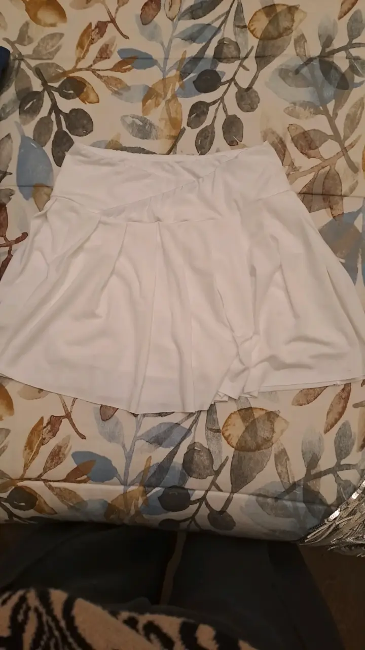 Falda corta blanca plisada para mujer
