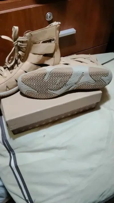 Zapatillas altas beige de cuero sintético - miniatura 3
