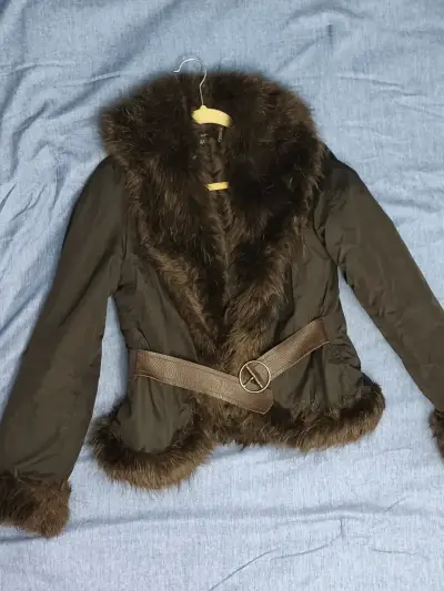 Chaqueta de mujer con cinturón y cuello de piel sintética - miniatura 1