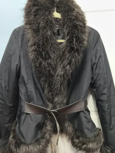 Chaqueta de mujer con cinturón y cuello de piel sintética - miniatura 2
