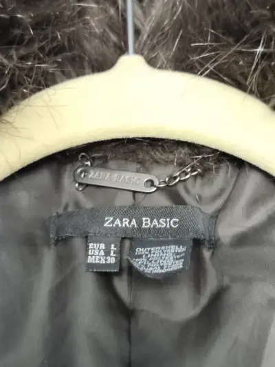 Chaqueta de mujer con cinturón y cuello de piel sintética - miniatura 3