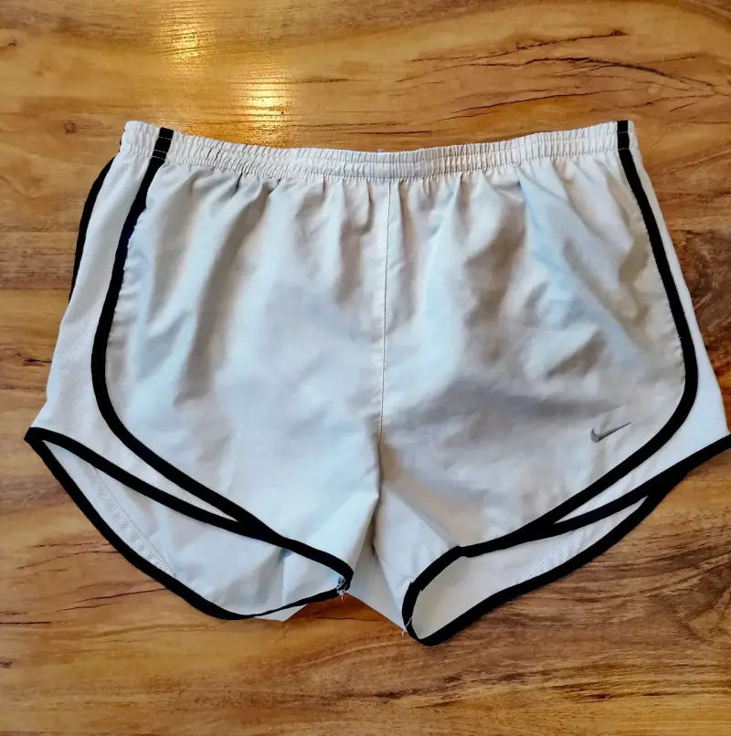 Shorts deportivos blancos Nike