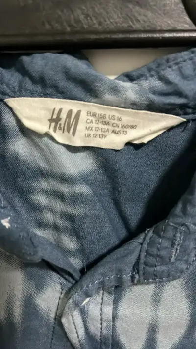 Camisa tie-dye azul H&M de hombre talla 12-13y - miniatura 2