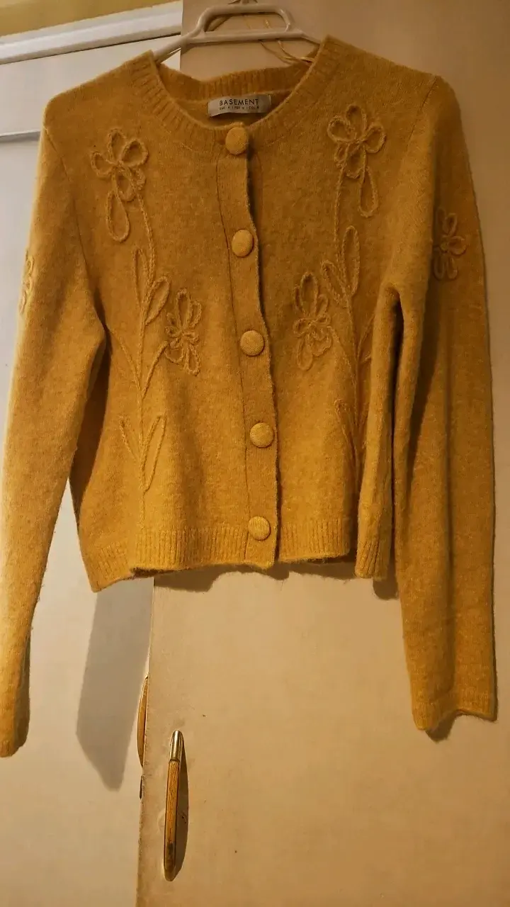 Cardigan de lana amarillo con bordado floral Basement - 1