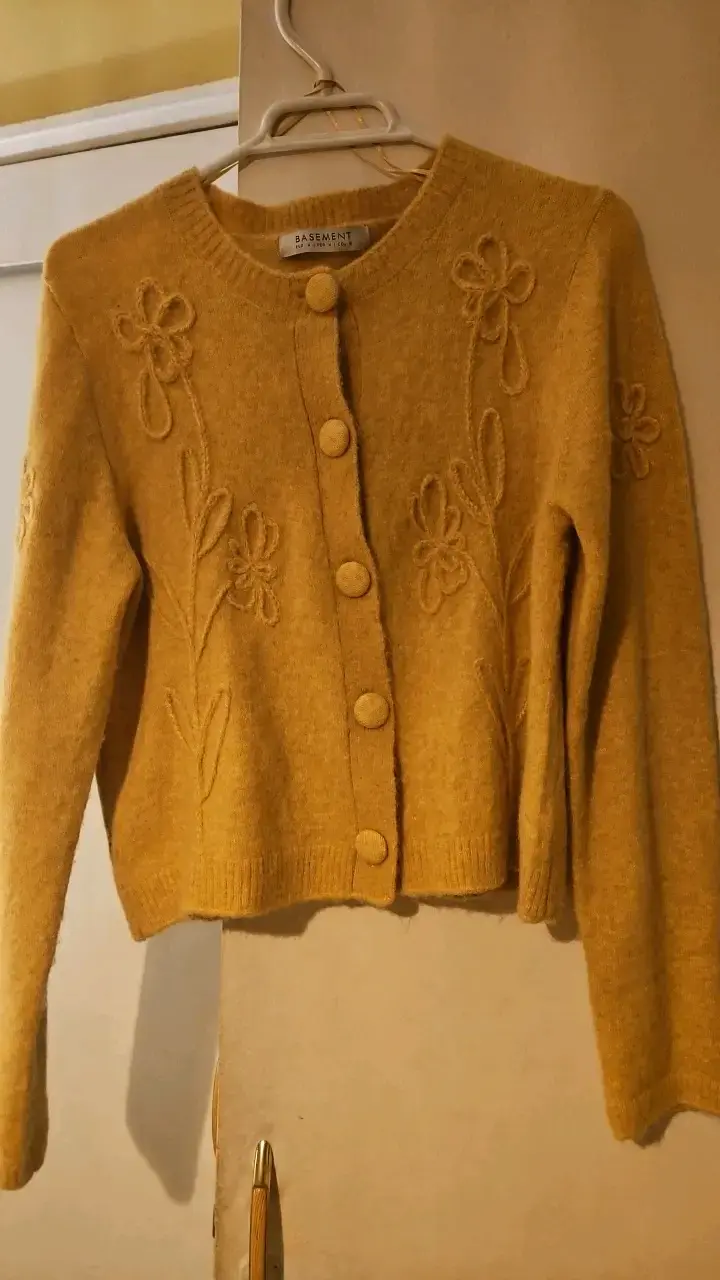 Cardigan de lana amarillo con bordado floral Basement - 3