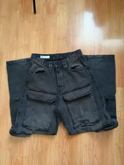 Pantalones Cargo Zara con bolsillos - miniatura 1