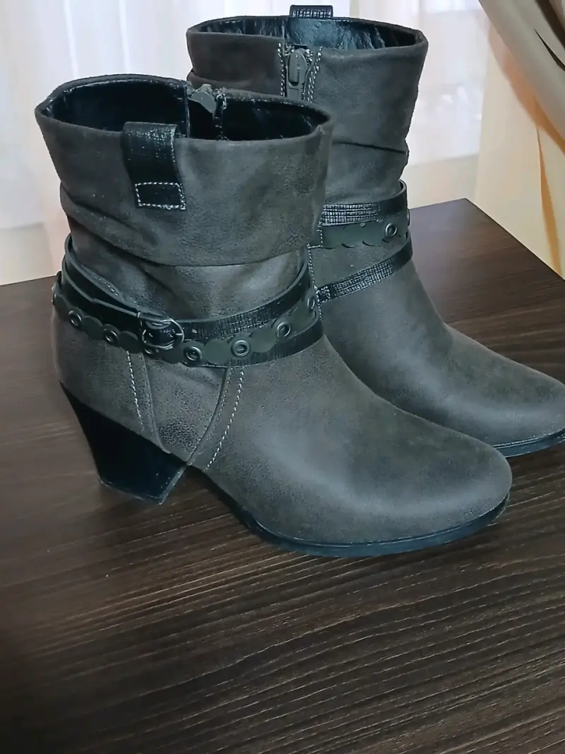 Botines de cuero gris con tacón para mujer