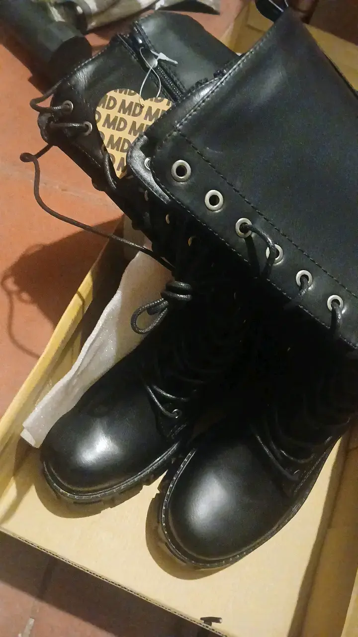 Botas negras de ecocuero estilo militar - 1