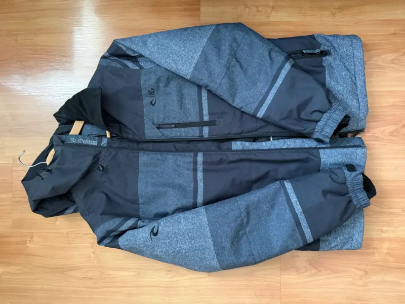 Chaqueta de invierno Rip Curl impermeable gris y negra - 1