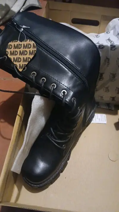 Botas negras de ecocuero estilo militar - miniatura 2