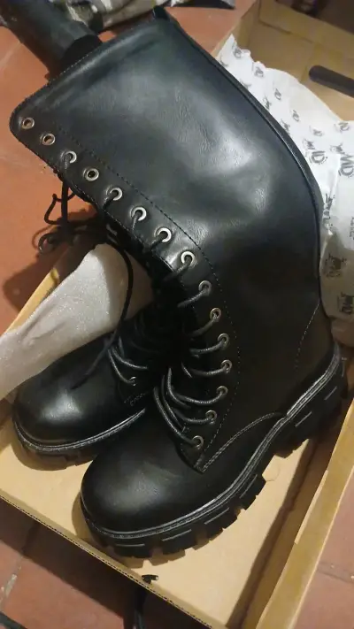 Botas negras de ecocuero estilo militar - miniatura 3