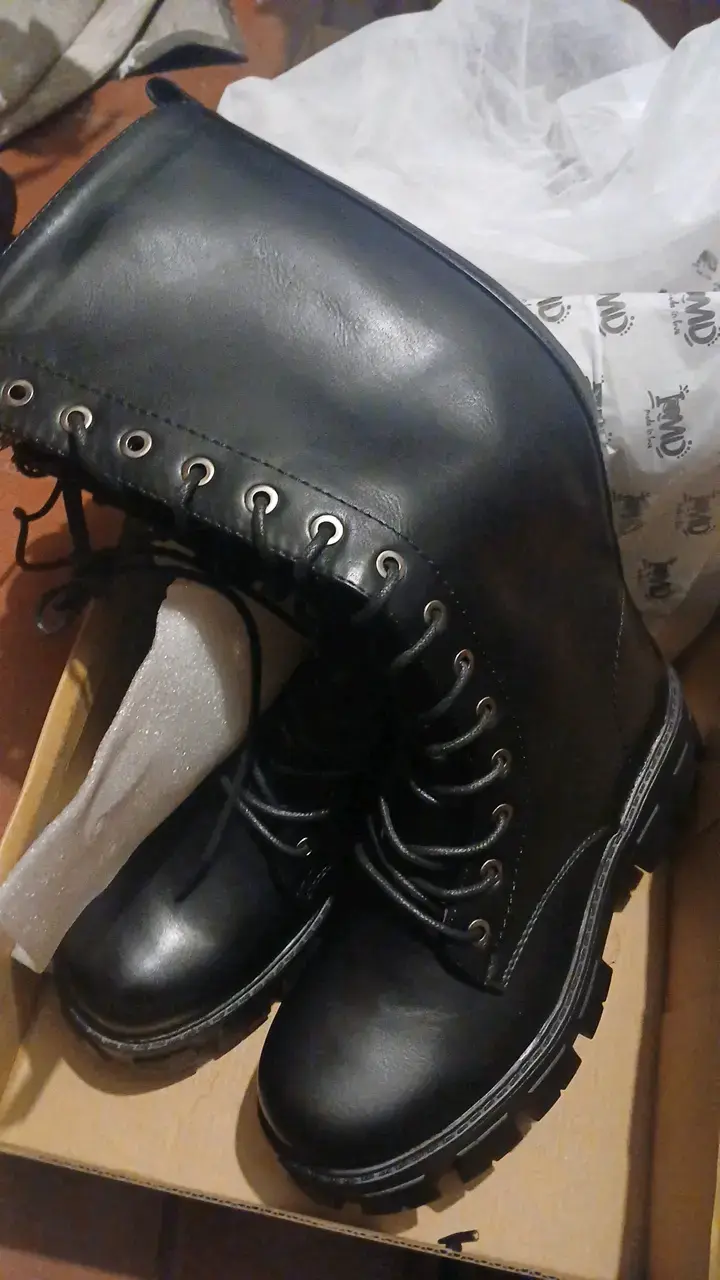 Botas negras de ecocuero estilo militar - 4
