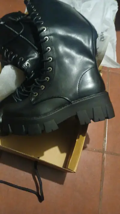 Botas negras de ecocuero estilo militar - miniatura 5