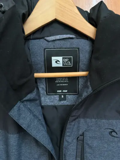 Chaqueta de invierno Rip Curl impermeable gris y negra - miniatura 5