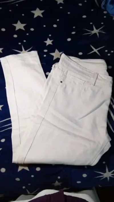 Pantalones blancos de mezclilla para mujer - miniatura 1