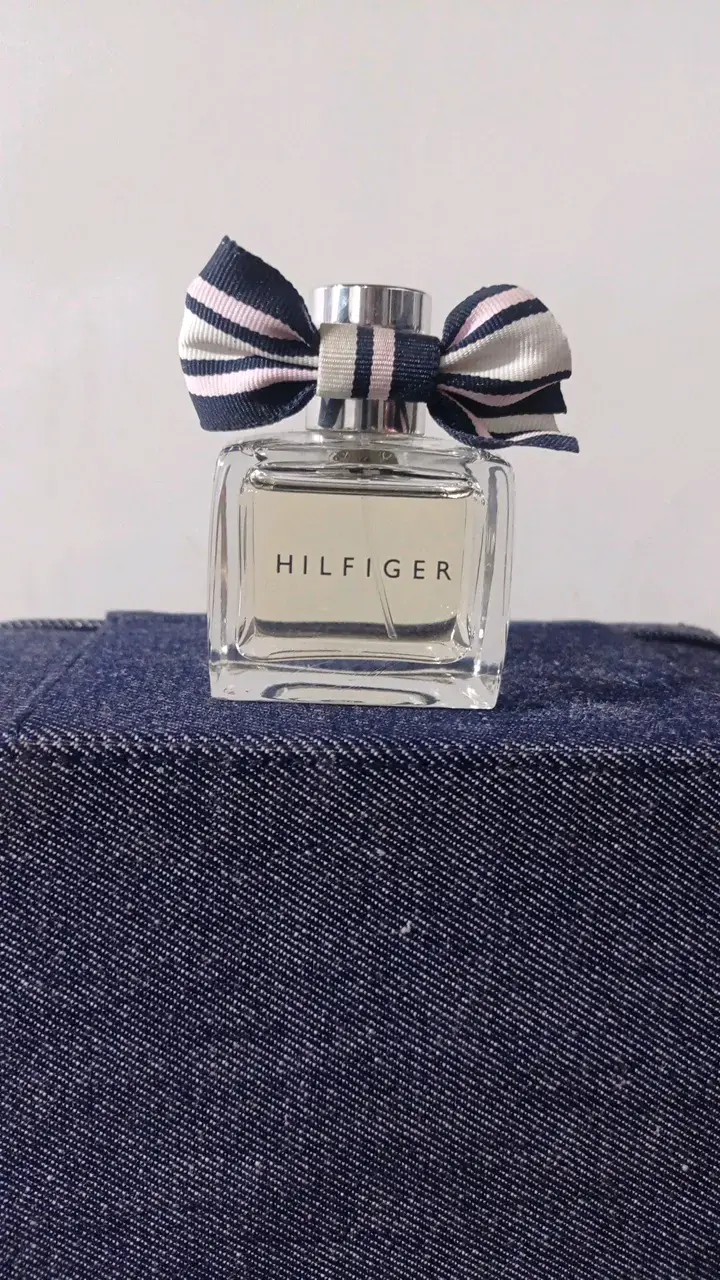Perfume Hilfiger con lazo decorativo