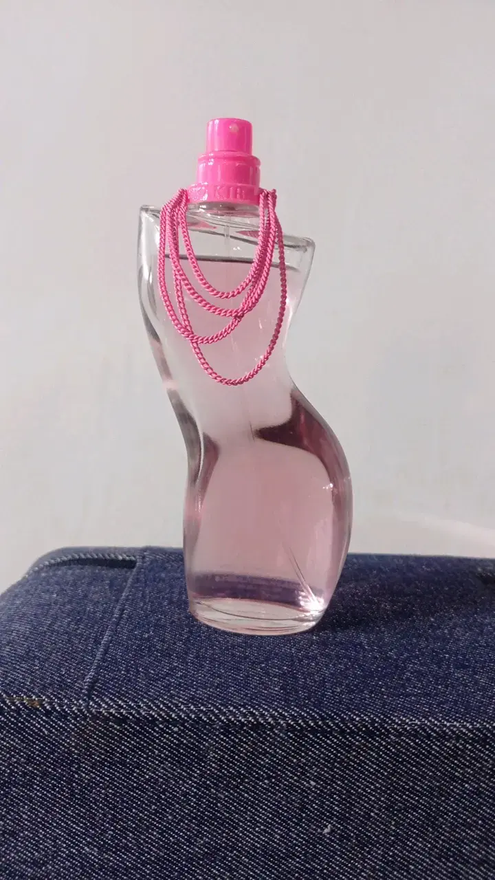 Perfume femenino con diseño elegante