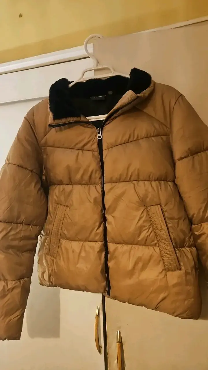 Chaqueta acolchada marrón con cuello peludo - 1