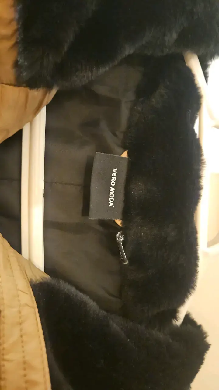 Chaqueta acolchada marrón con cuello peludo - 2