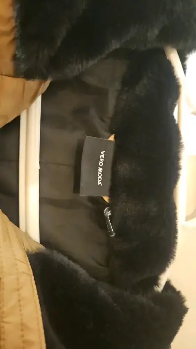Chaqueta acolchada marrón con cuello peludo - miniatura 2