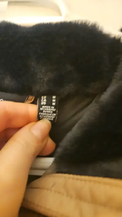 Chaqueta acolchada marrón con cuello peludo - miniatura 3