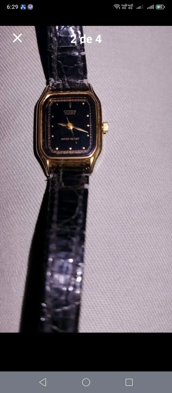 Reloj Citizen Quartz dorado con correa negra - 1
