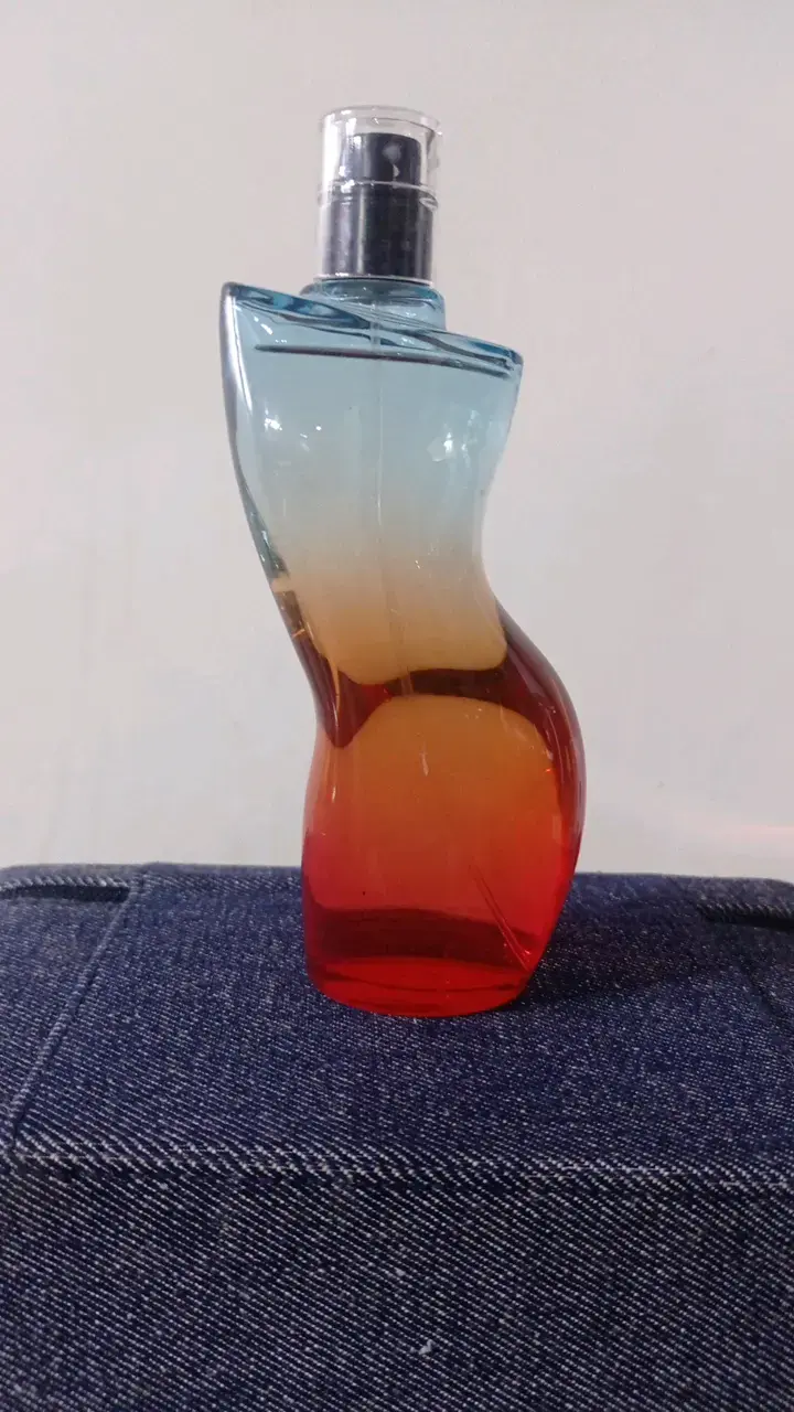 Perfume con botella de diseño degradado