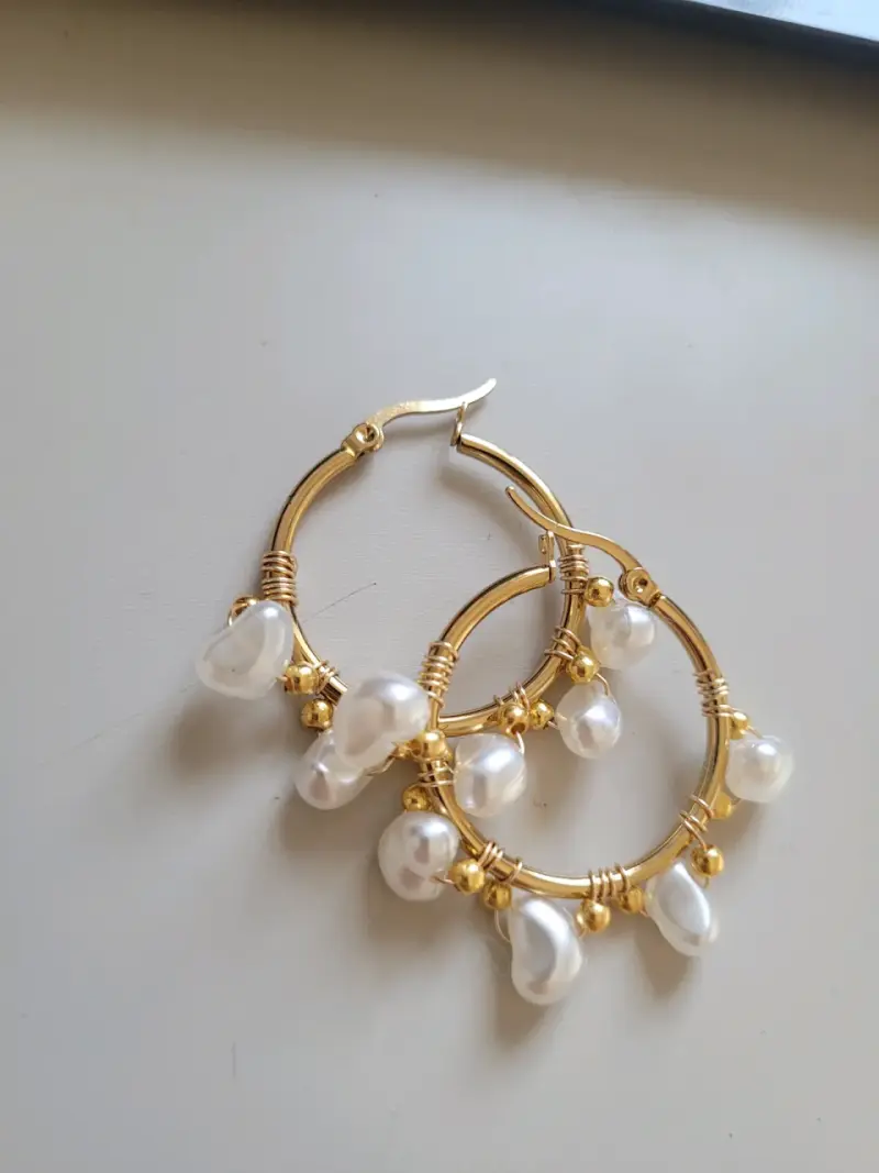 Aros dorados con perlas colgantes - 1